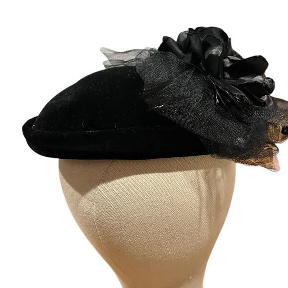 Vintage black velvet fascinator with flower and netting - Picture 3 of 8